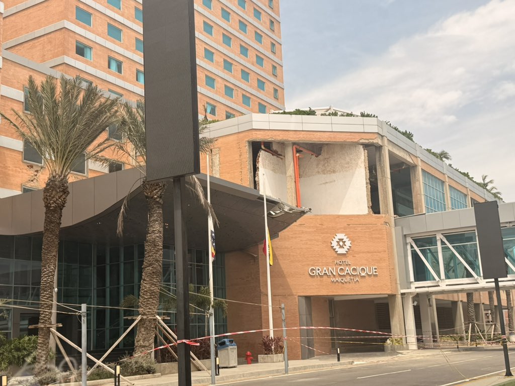 GabyGabyGG's tweet photo. Así están el hotel Gran Casique y la entrada del aeropuerto internacional Simón Bolívar, a seis días del doble terremoto. https://t.co/fdy0JNaARF
