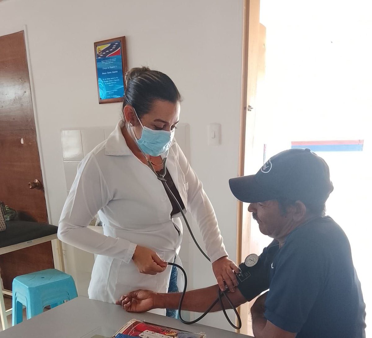 CiegodeAvilaTV's tweet photo. La Brigada Médica Cubana despliega su labor integral en Anzoátegui, Táchira y Falcón. Desde ecografías y atención comunitaria hasta la optimización de nuestra flota vehicular en el "Día de la Técnica". ¡Estamos en cada rincón junto al pueblo venezolano! 🇨🇺🤝🇻🇪 #CubaCoopera https://t.co/Icn9Q0eyca