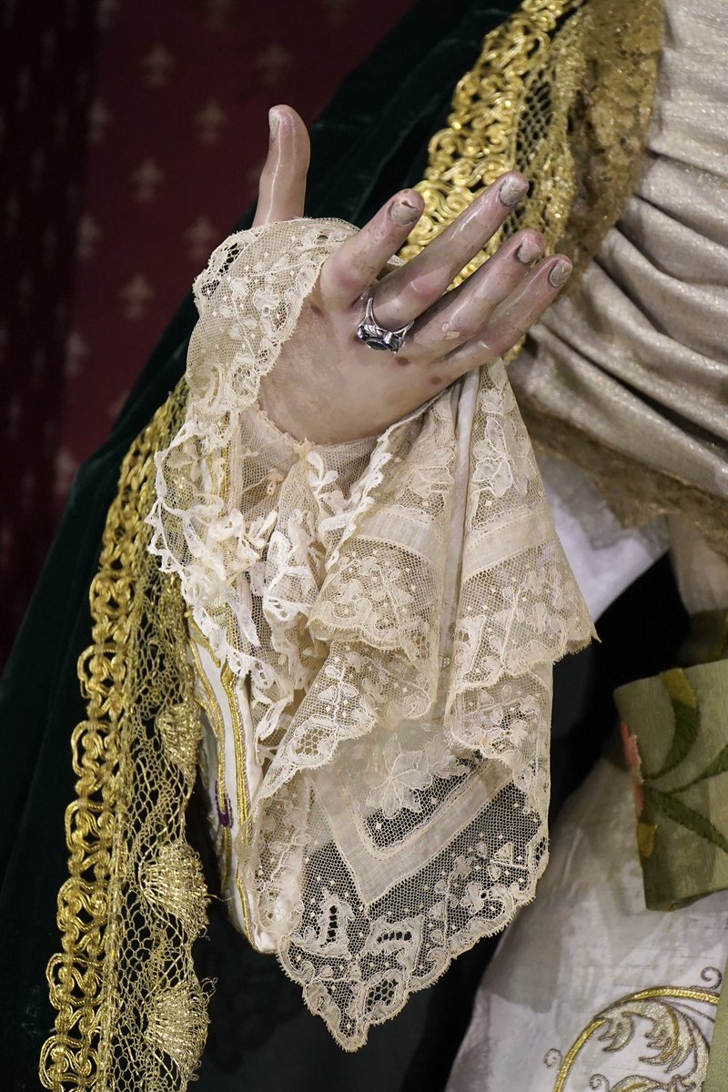 HdaddelSilencio's tweet photo. Tras el besamanos, la imagen de la Virgen ha sido vestida con la saya blanca y manto verde, propio del tiempo ordinario. 

¡Viva Jesús en nuestros corazones! Por siempre. https://t.co/R1j4GuSPkU