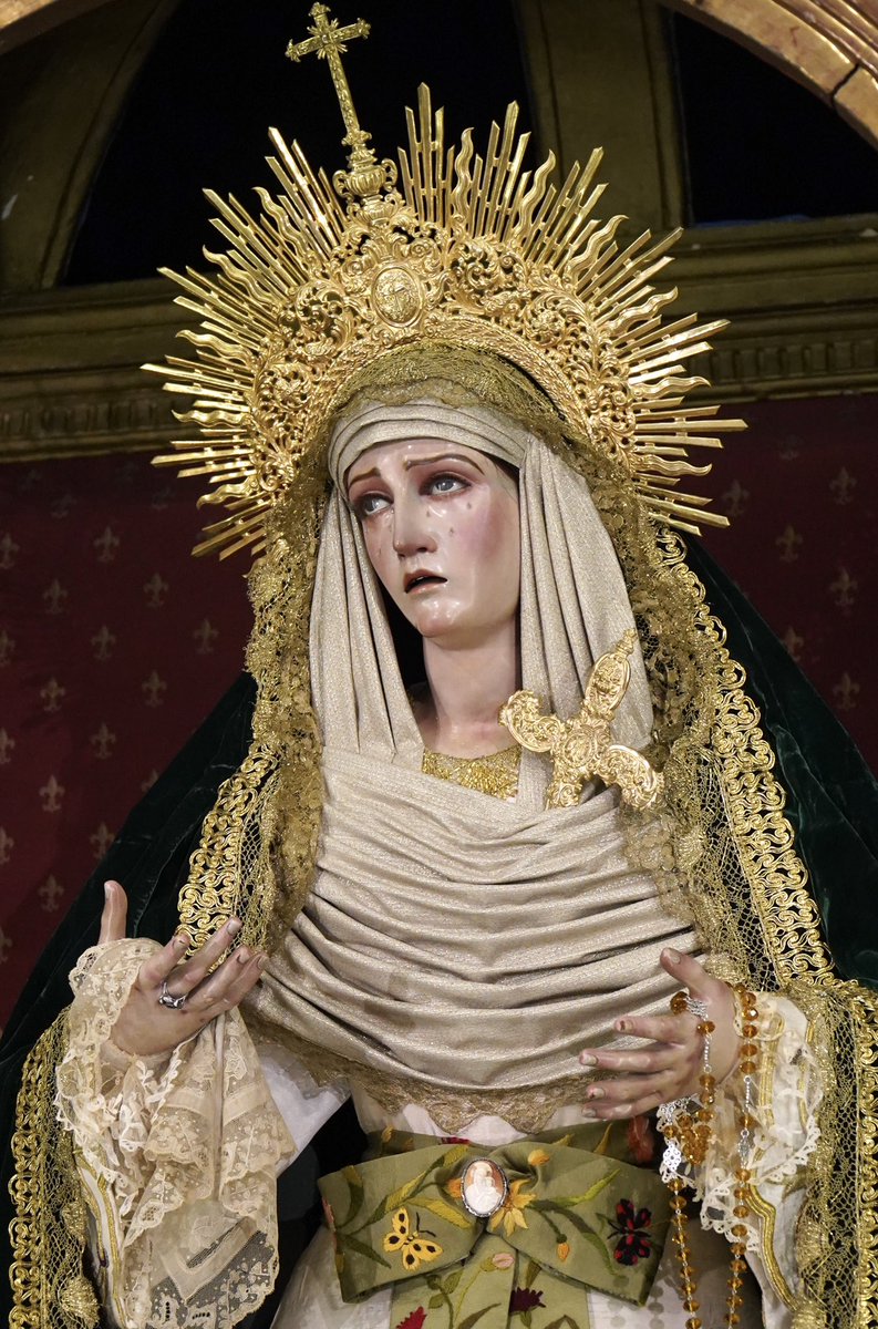 HdaddelSilencio's tweet photo. Tras el besamanos, la imagen de la Virgen ha sido vestida con la saya blanca y manto verde, propio del tiempo ordinario. 

¡Viva Jesús en nuestros corazones! Por siempre. https://t.co/R1j4GuSPkU