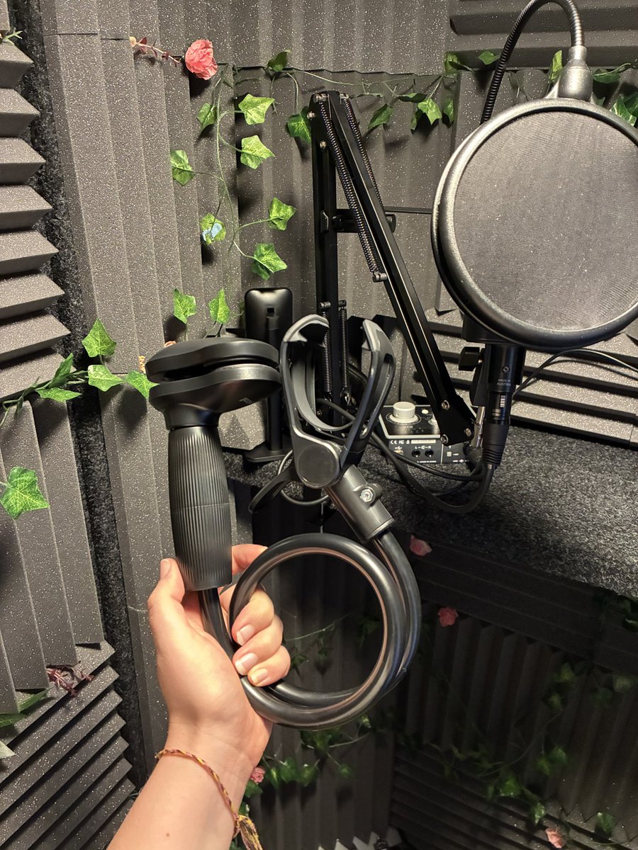 _ElizabethPlant's tweet photo. Got a saucy new phone stand to better capture my BTS recording… what do we think of the new angle?

Yay or nay? 👀✨🎙️ https://t.co/esW2QeGk1b