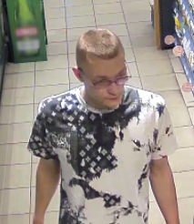 SzczecinaZe's tweet photo. 🚨PILNE! Zaginęła 16-letnia Katarzyna Lech. Ostatni raz widziana 25.06 o 2:30 przy ul. Grochowskiej w Warszawie (stacja BP) z 2 mężczyznami. Policja publikuje wizerunki podejrzanych. Rysopis: 180 cm, szczupła, ciemny blond. Widziałeś ich? Dzwoń: KPP Otwock 47 7241900 lub 112! RT! https://t.co/k1TGd8k83T