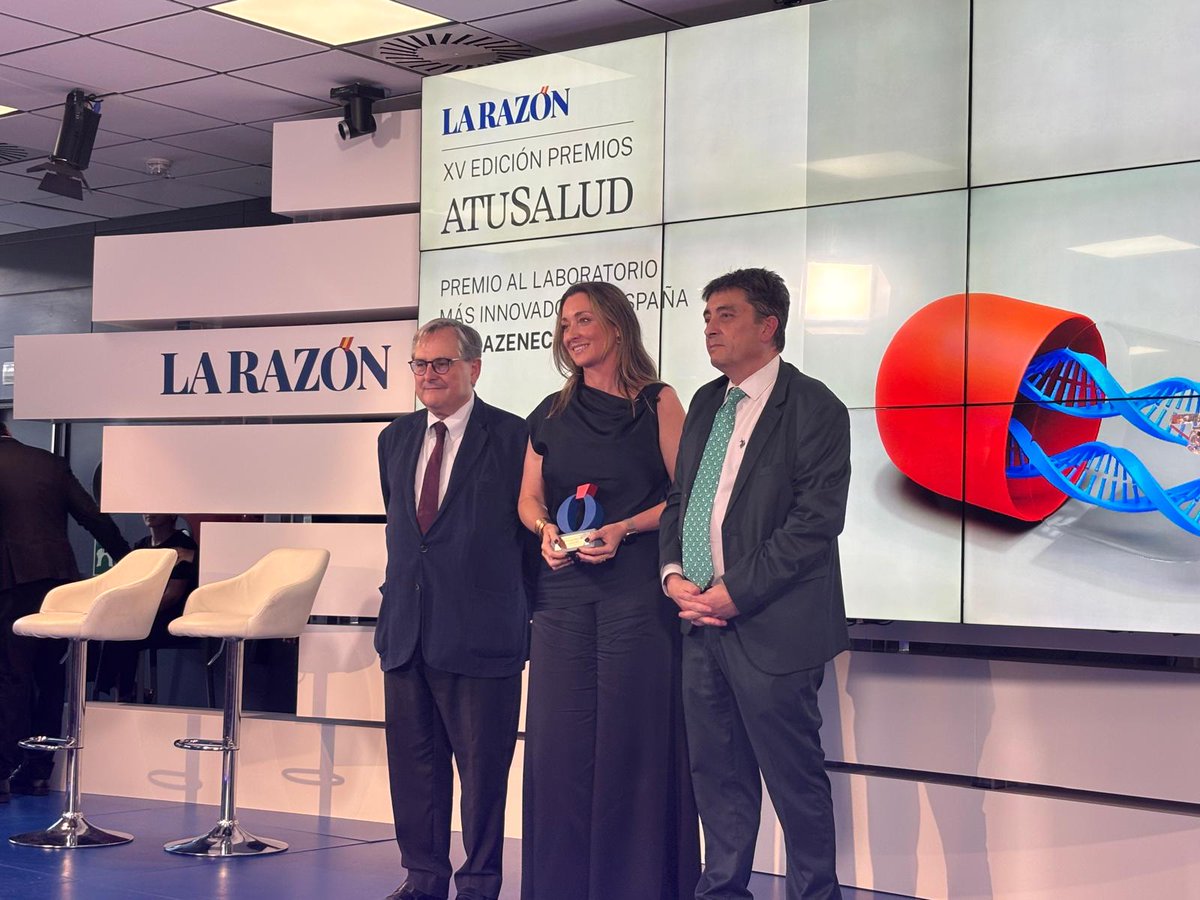 larazon_es's tweet photo. @Merck @Chiesi_es @Novartis @DaiichiSankyoES @GrupoAmavir @ClinicaCEMTRO @CinfaSalud 🏆 Premio al Laboratorio Más Innovador de España
🥇 Premiado: AstraZeneca (@AstraZenecaES)
👤 Recoge: Laura Colón
🤝 Entregan: Francisco Marhuenda y Sergio Alonso
#PremiosATuSaludLR https://t.co/WPKU9AmPdv