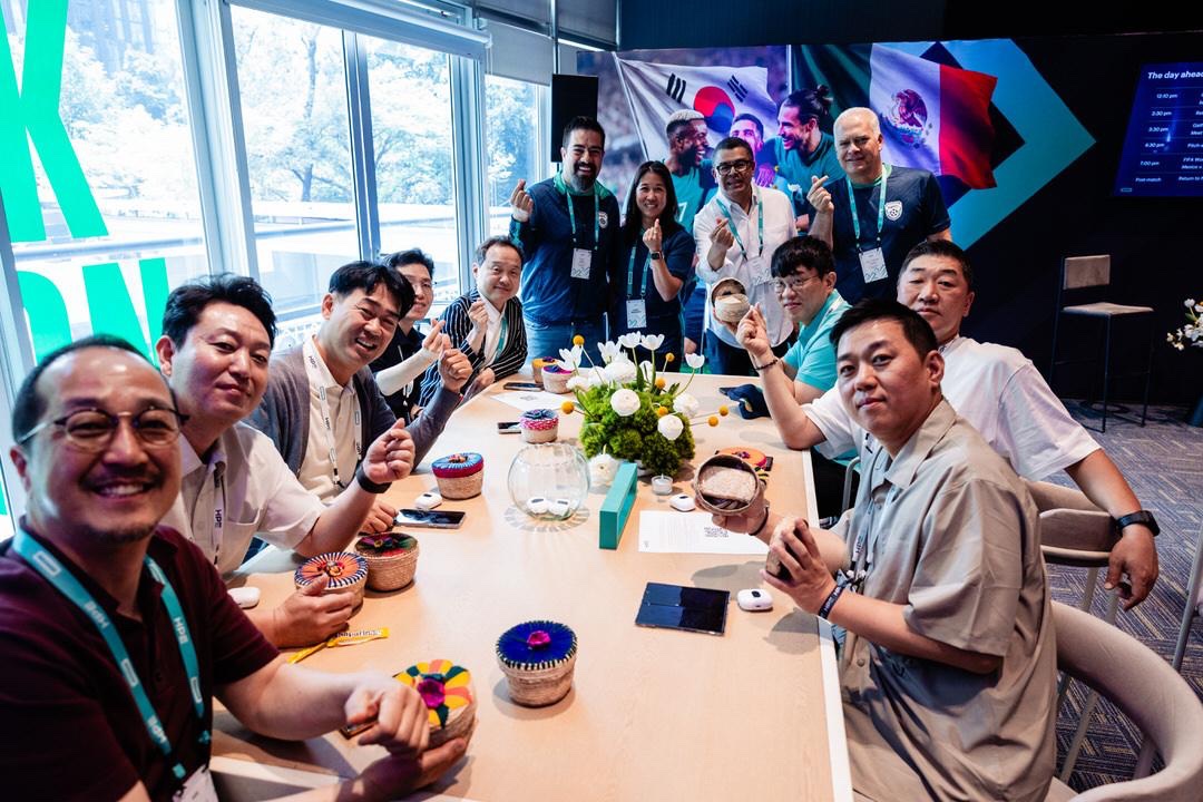 facundocesar's tweet photo. Hay experiencias que van más allá del juego… y el fútbol es una de ellas.
Así vivimos el arranque rumbo a la FIFA World Cup 2026, compartiendo junto a nuestros clientes de HPE México y Corea del Sur un momento que conectó culturas, negocios y pasión en un mismo escenario. https://t.co/qUMH2RK7Aw