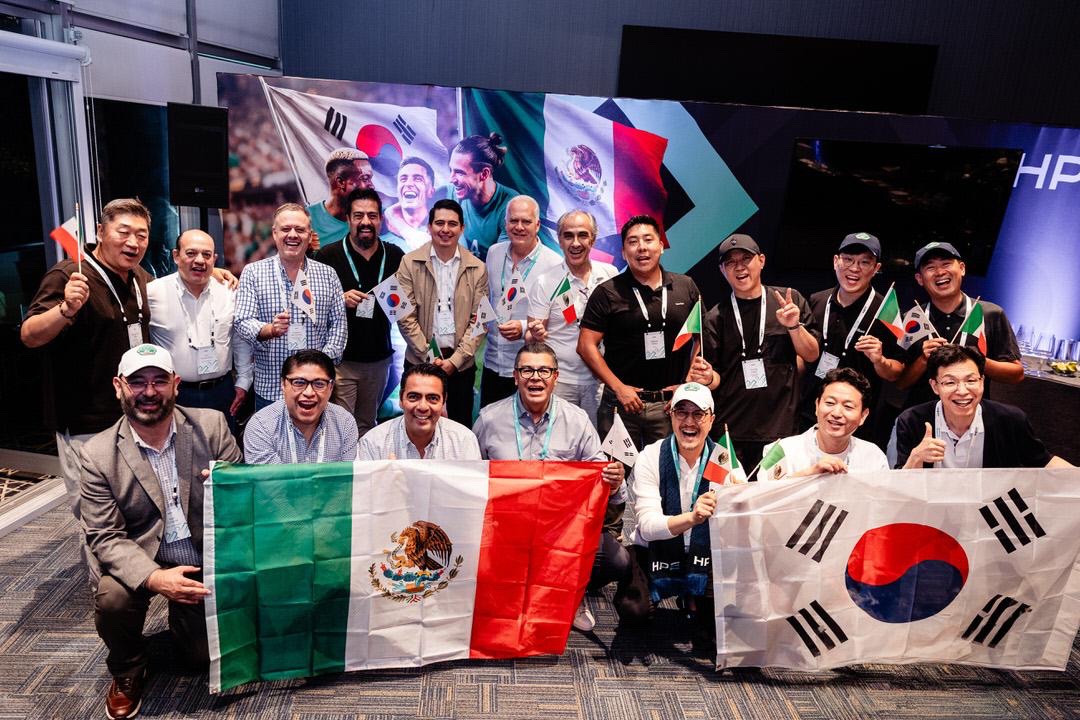 facundocesar's tweet photo. Hay experiencias que van más allá del juego… y el fútbol es una de ellas.
Así vivimos el arranque rumbo a la FIFA World Cup 2026, compartiendo junto a nuestros clientes de HPE México y Corea del Sur un momento que conectó culturas, negocios y pasión en un mismo escenario. https://t.co/qUMH2RK7Aw