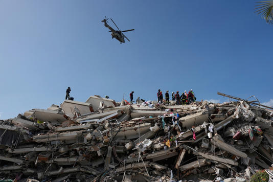 CorresponsalsMX's tweet photo. 🚨Crece la tragedia en #Venezuela⛑️⌛️siguen rescatando sobrevivientes.
Autoridades apilan cientos de ataúdes con fallecidos de los terremotos del miércoles 24 de junio de 7.2 y 7.5.
La #Guaira y #Caracas los más afectados 
Van 1.430 muertos, 3,200 heridos y 50.000 desaparecidos. https://t.co/m9m2Q4Fp8S