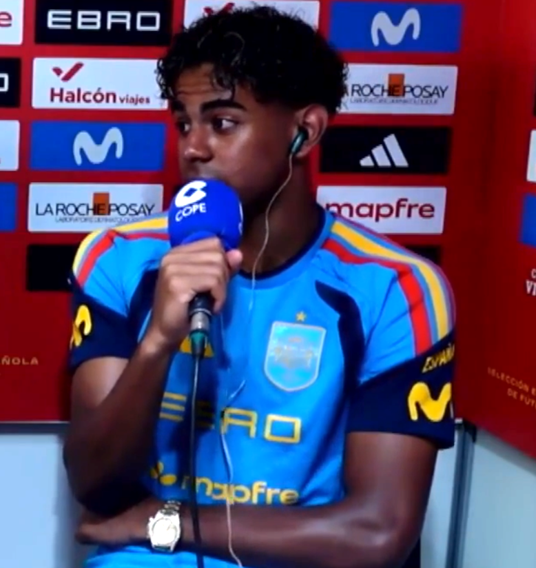 leuropefootball's tweet photo. 🎙️ Muhabir: "Sizce Hollanda gibi iyi oynayarak elenmek mi yoksa Paraguay gibi kötü oynayarak turu kazanmak mı?"

🗣️🇪🇸 Lamine Yamal: "Hollanda iyi oynamadı ki." https://t.co/t4POZOYRc1