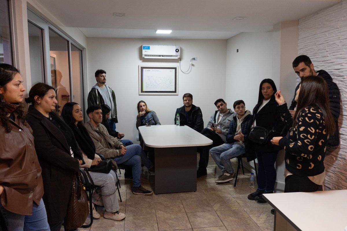 integrar_sa's tweet photo. 📍 Recibimos a la Escuela de Desarrollo Federal del CFI en Integrar Paraná

Compartimos una charla sobre inversiones, financiamiento y herramientas del mercado para empresas, junto a la delegación que recorrió empresas de la región en el marco de su programa de capacitación. https://t.co/5IEeH2DSsS