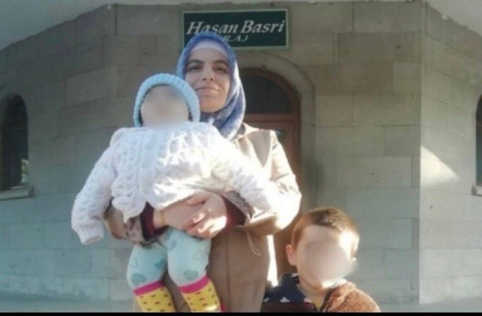 Kadininn_Sesi's tweet photo. Bank Asyaya para yatırdığı ve kapatılan bir dershanede çalıştığı için Emine Sarıoğlu 2 yaşındaki kızıyla cezaevinde. 
Hiçbir çocuk özgürlüğünden mahrum büyümemeli; çocukların yeri cezaevi değil, güvenli aile ortamıdır.

@myeneroglu
Tenkil DevamEdiyor https://t.co/v1ZI6zMLri