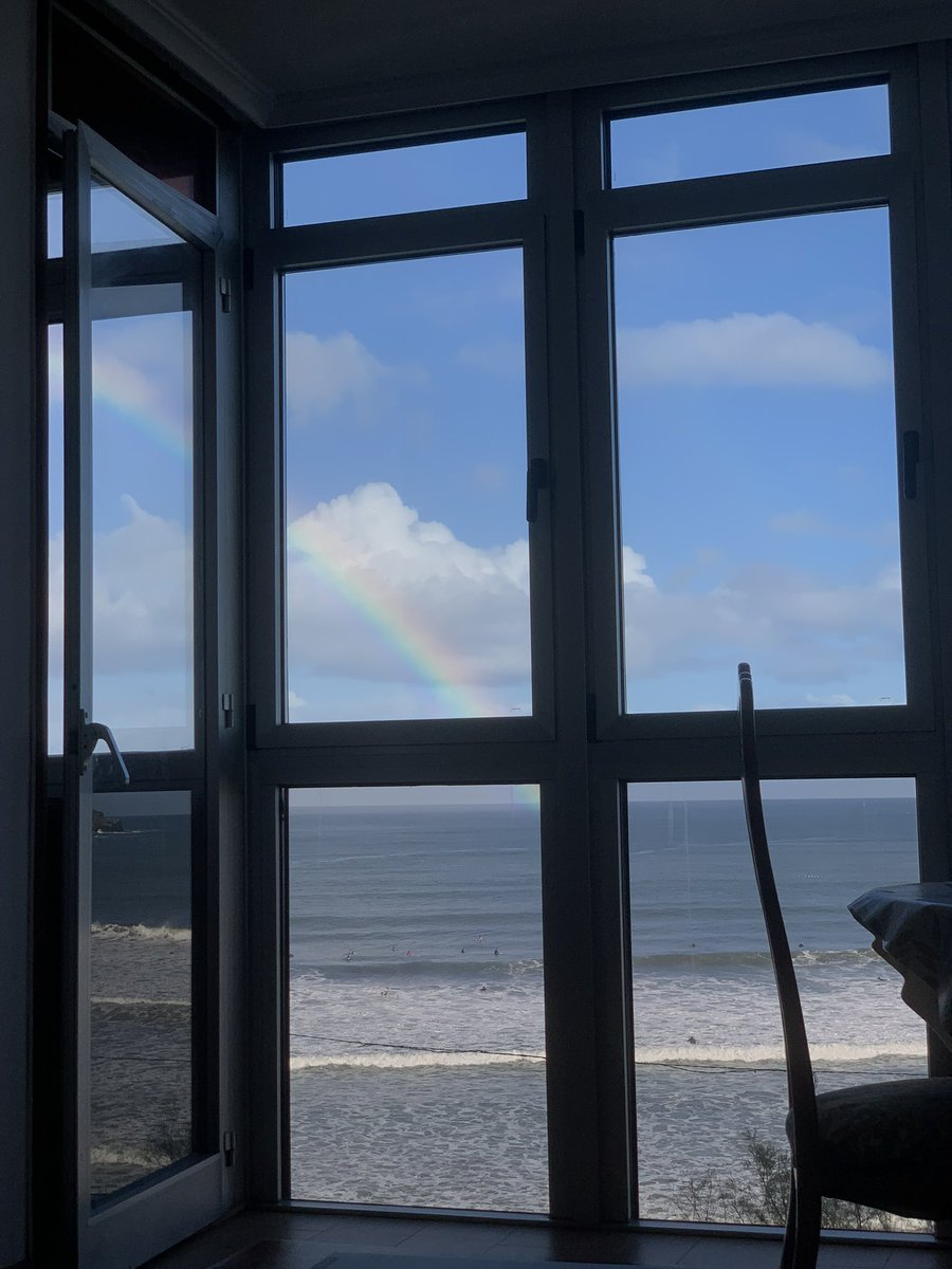 subnormara's tweet photo. pisando gijón por última vez… tal vez nunca regrese…. estoy muy triste. nunca volveré a vivir con estas vistas ni a experimentar la manganteria plena porque ahora la vida adulta llama a mi puerta… no me habléis en una temporada. https://t.co/tDQdhQUGPB