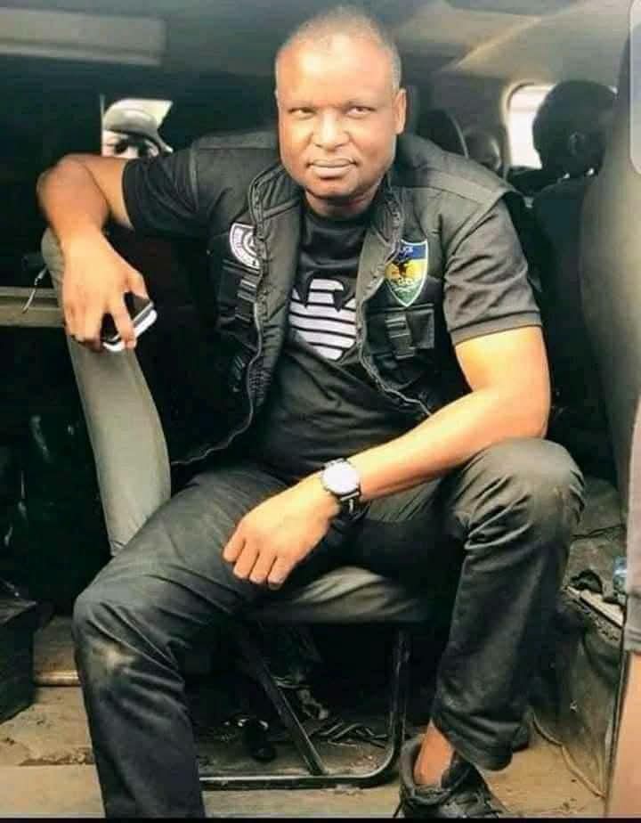 IgNazifi's tweet photo. #free Super cop Abba kyari ♥️ 
Pls Repost 🙏 https://t.co/cG1P7dAtiM