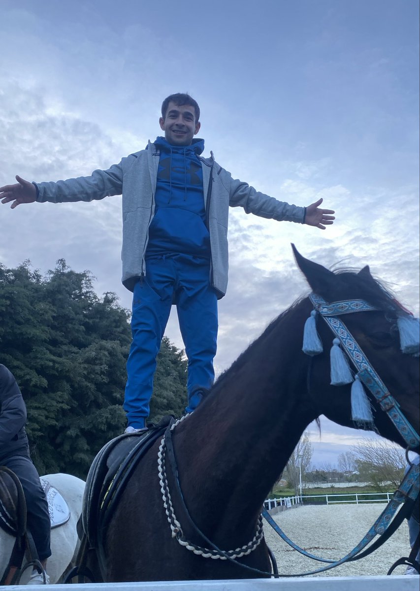 jokeymertcan1's tweet photo. 14 Mayıs 2025…

Hayatımın en zor günlerinden biriydi. Düştüm, zor bir süreçten geçtim. Aylarca sabrettim, mücadele ettim ve tekrar ayağa kalkmak için elimden geleni yaptım.

Şimdi ise o günlerin ardından yeniden start kapısındayım.

2 Temmuz 2026’da, Finally It’s Time ile birlikte piste çıkıyorum. Bu yarış benim için sadece bir yarış değil; inancın, sabrın ve pes etmemenin karşılığı.

Kazandığım en büyük şey, yeniden binebilecek gücü bulmak oldu. Gerisi artık pistte yazılacak.

Bismillah… Hayırlısıyla, sağlıkla ve güvenle. 🏇🍀
Finally It’s Time… Gerçekten zamanı geldi.
Bana bu yarışta şans veren atın sahibi CUMA YILDIRIM ve ALPER ÖZEL abilerime ve atımızın antrenörü olan HAYRETTİN AKDUMAN olmak üzere bütün ekibe teşekkürlerimi sunuyorum.