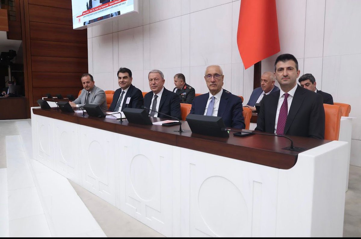 FeyziBerdibek1's tweet photo. 📍TBMM Genel Kurulu

Uzman Erbaş Kanunu ile Bazı Kanunlarda Değişiklik Yapılmasına Dair Kanun Teklifi ile Milli Savunma Komisyonu Raporu’nun Genel Kuruldaki görüşmelerine başlamış bulunuyoruz.

Ülkemiz, milletimiz ve kahraman güvenlik güçlerimiz için hayırlı sonuçlara vesile olmasını temenni ediyorum.

@hulusiakarmedya