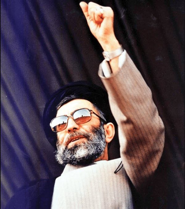 taghvenasab's tweet photo. فاصله ما تا دویدن پشت کامیون آب و غذای سازمان ملل، 
صلابت و شجاعت و مدیریت تو بود 
#وداع_علویان
#باید_برخاست https://t.co/ib1jgaSQtC