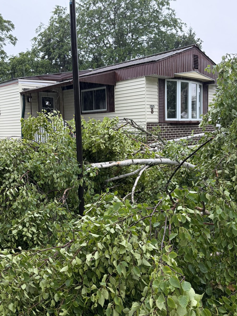 ShawnFitzzz's tweet photo. @MIHomeYGK 
Just missed our mobile home by inches. https://t.co/mqmJFUtICM