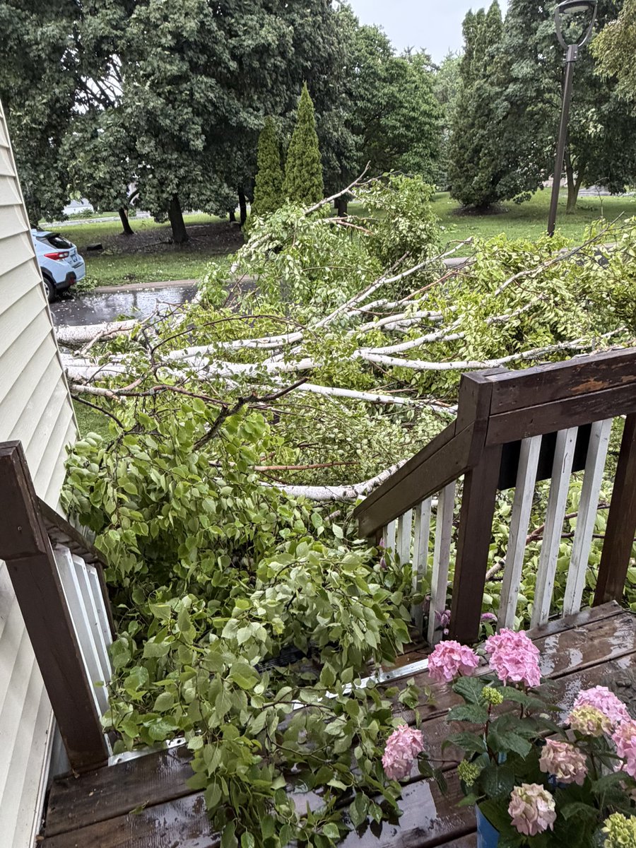 ShawnFitzzz's tweet photo. @MIHomeYGK 
Just missed our mobile home by inches. https://t.co/mqmJFUtICM