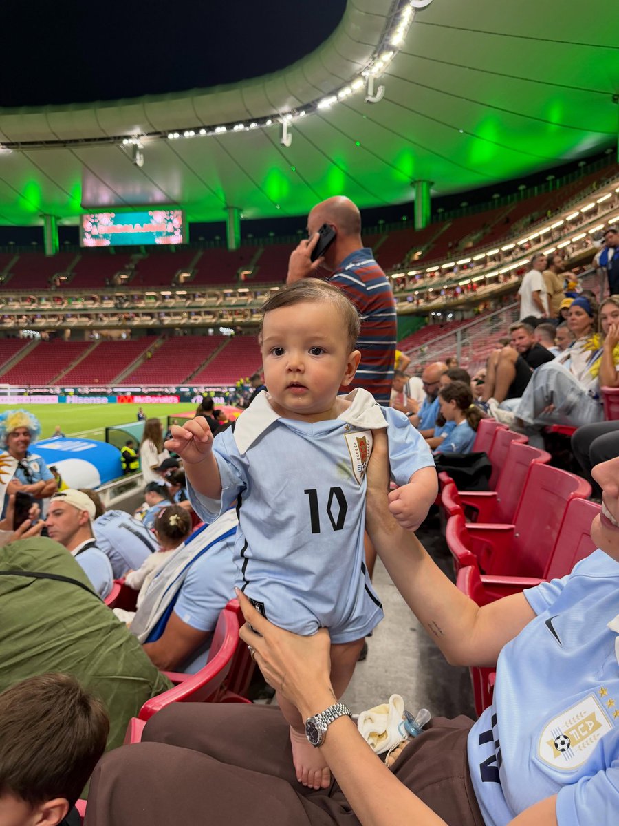 guizooka's tweet photo. o príncipe com a camisa do Uruguai mds ele não merecia aquele jogo horrível https://t.co/a14L9RaZ4B