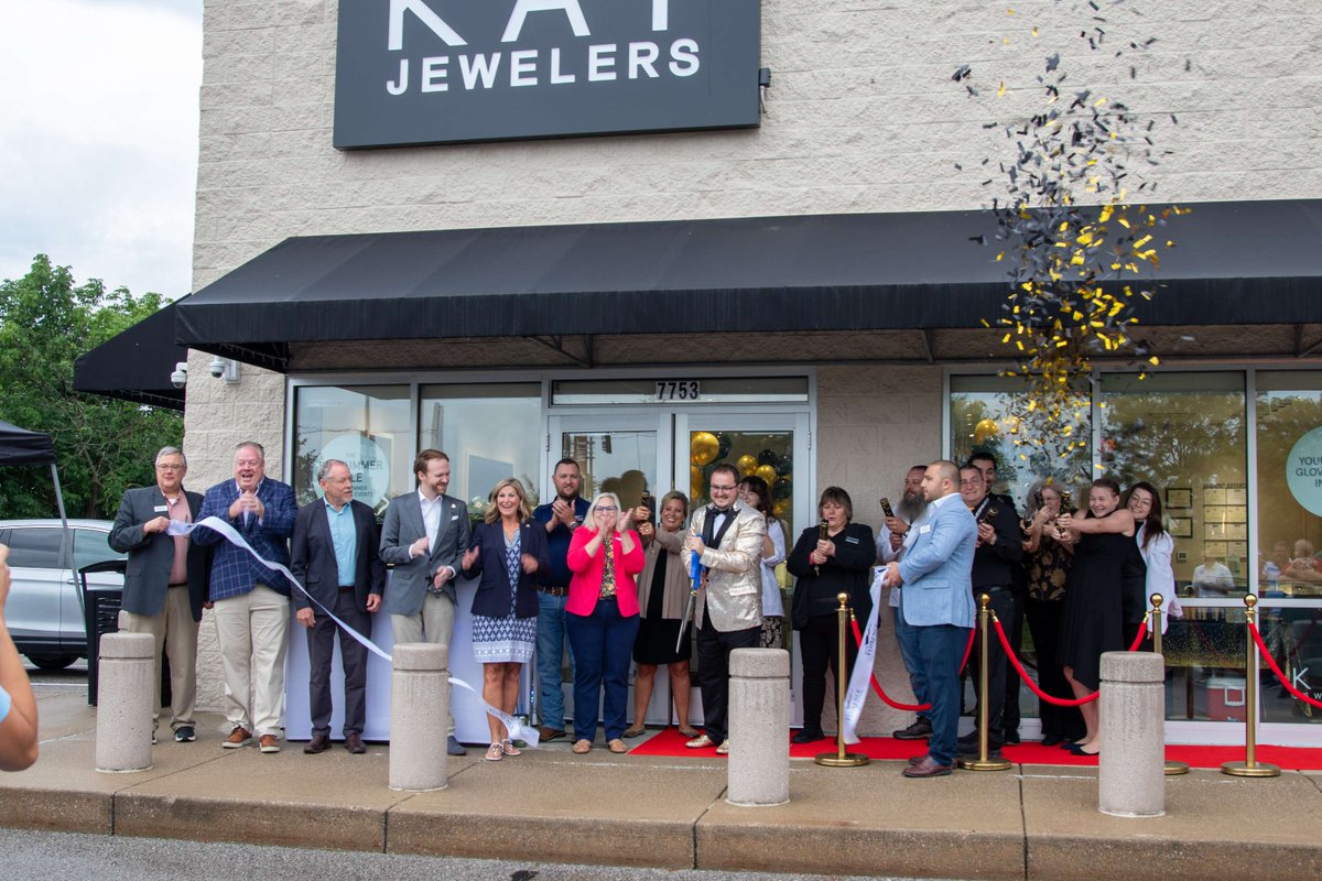 CityofFlorence's tweet photo. 💍 Congratulations to Kay Jewelers on the grand reopening of their new Florence location! Mayor Aubuchon and city officials were proud to celebrate last Friday. Stop by their new store at 7753 Mall Road, Suite 29 and check it out! Wishing the team continued success! #FlorenceKY https://t.co/gFXrZUstqp