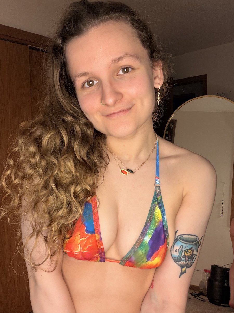 bananaberry02's tweet photo. it’s HOT outside. can we please play mermaids in the pool? 🧜♀️
#hotoutside #mermaids #curlyhair https://t.co/D4aKQEFV7Q