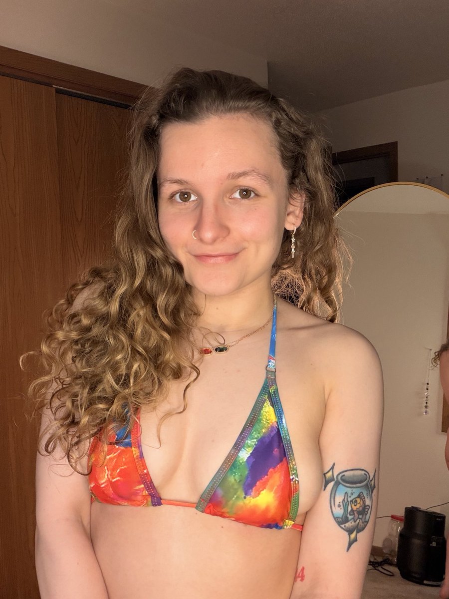 bananaberry02's tweet photo. it’s HOT outside. can we please play mermaids in the pool? 🧜♀️
#hotoutside #mermaids #curlyhair https://t.co/D4aKQEFV7Q