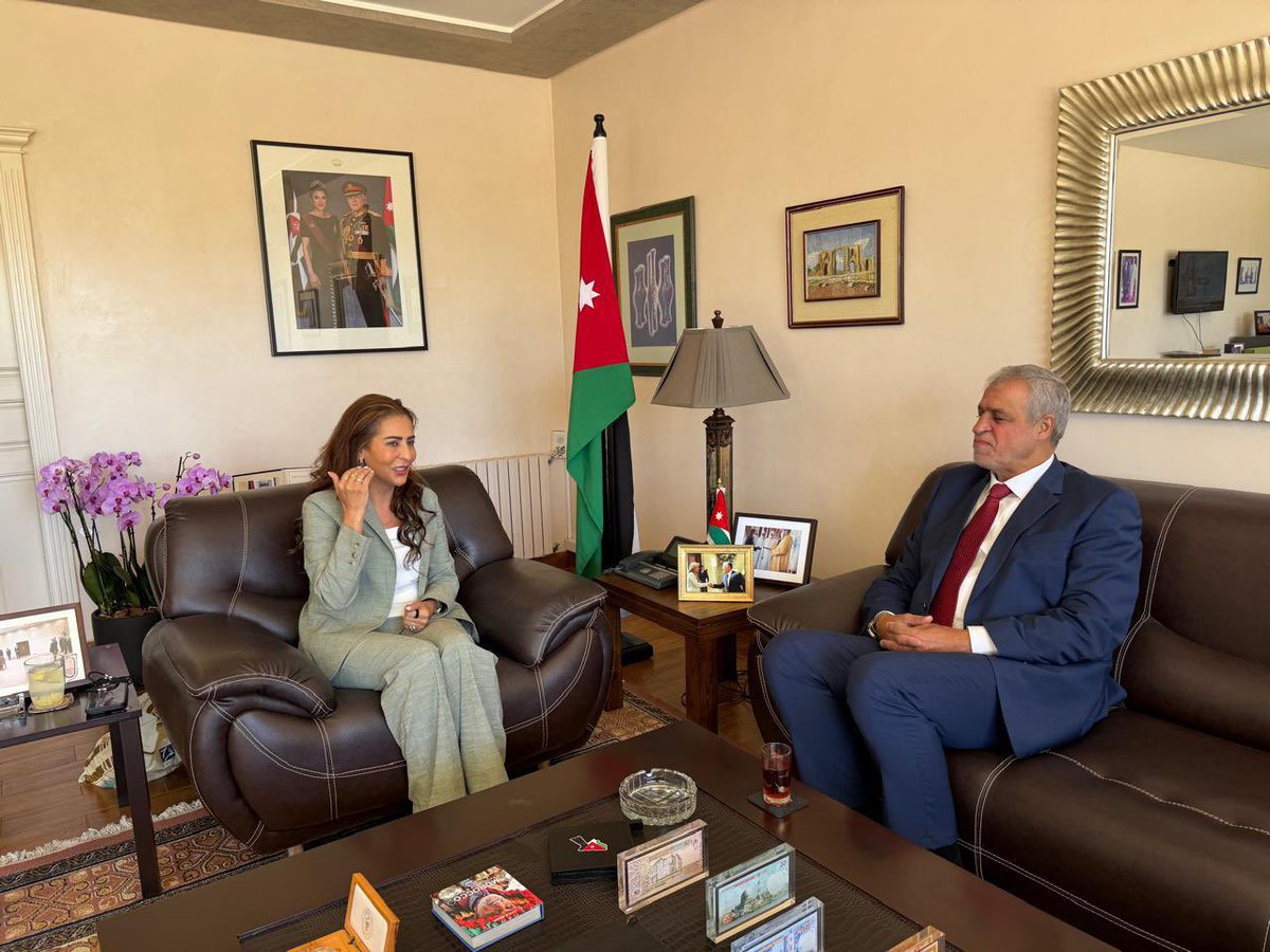 JorEmbMA's tweet photo. استقبلت سفيرة المملكة الأردنية الهاشمية لدى المملكة المغربية، @Jumanaghunaimat ، في مقر السفارة بالعاصمة الرباط، عطوفة الكابتن ضيف الله الفرجات، رئيس مجلس مفوضي هيئة تنظيم الطيران المدني، خلال مشاركته في الاجتماع التاسع والعشرين للجمعية العامة للمنظمة العربية للطيران المدني. https://t.co/bs40cH5TuO