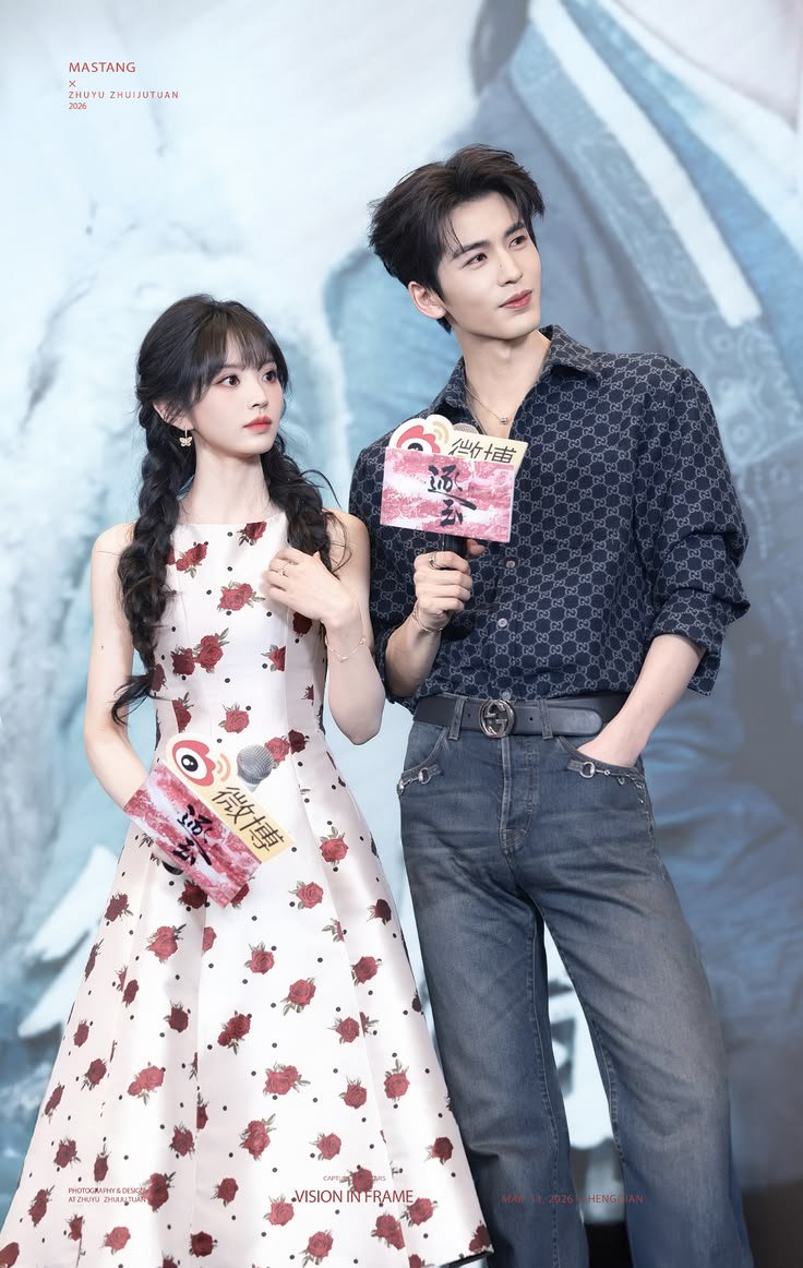 primiified's tweet photo. Linghe Xiwei's height difference and Linghe's Mom Dad's height difference is the same! 21.5 cm &amp; 21 cm !! Isn’t that SO CUTE ?! https://t.co/ZaikTBn9KE