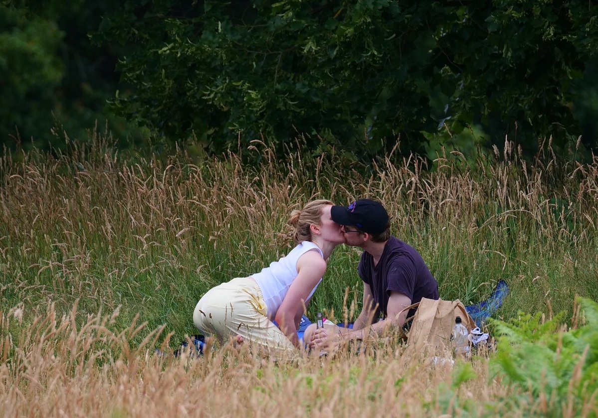 PidgeUpdates's tweet photo. More photos of Sarah Pidgeon and Joe Alwyn picnicking in a London park. https://t.co/SKycjrugf1