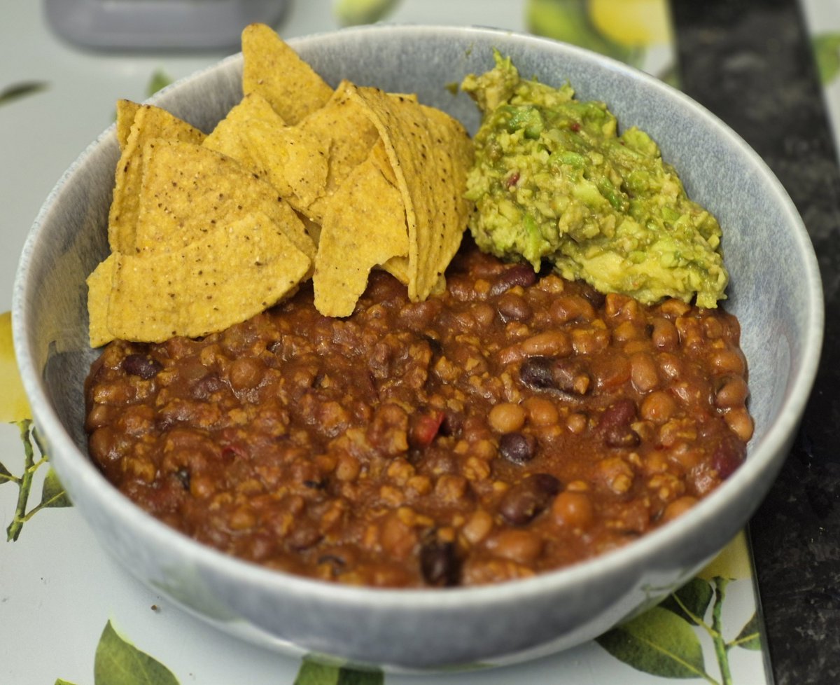 FearOfTheDuck74's tweet photo. Homemade chilli with homemade guacamole and corn chips 🍛🌱💚😋🤤
#vegan #veganfoodshare #plantbaseddinners #whatveganseat #veganchilli https://t.co/8gkdqOx1N0