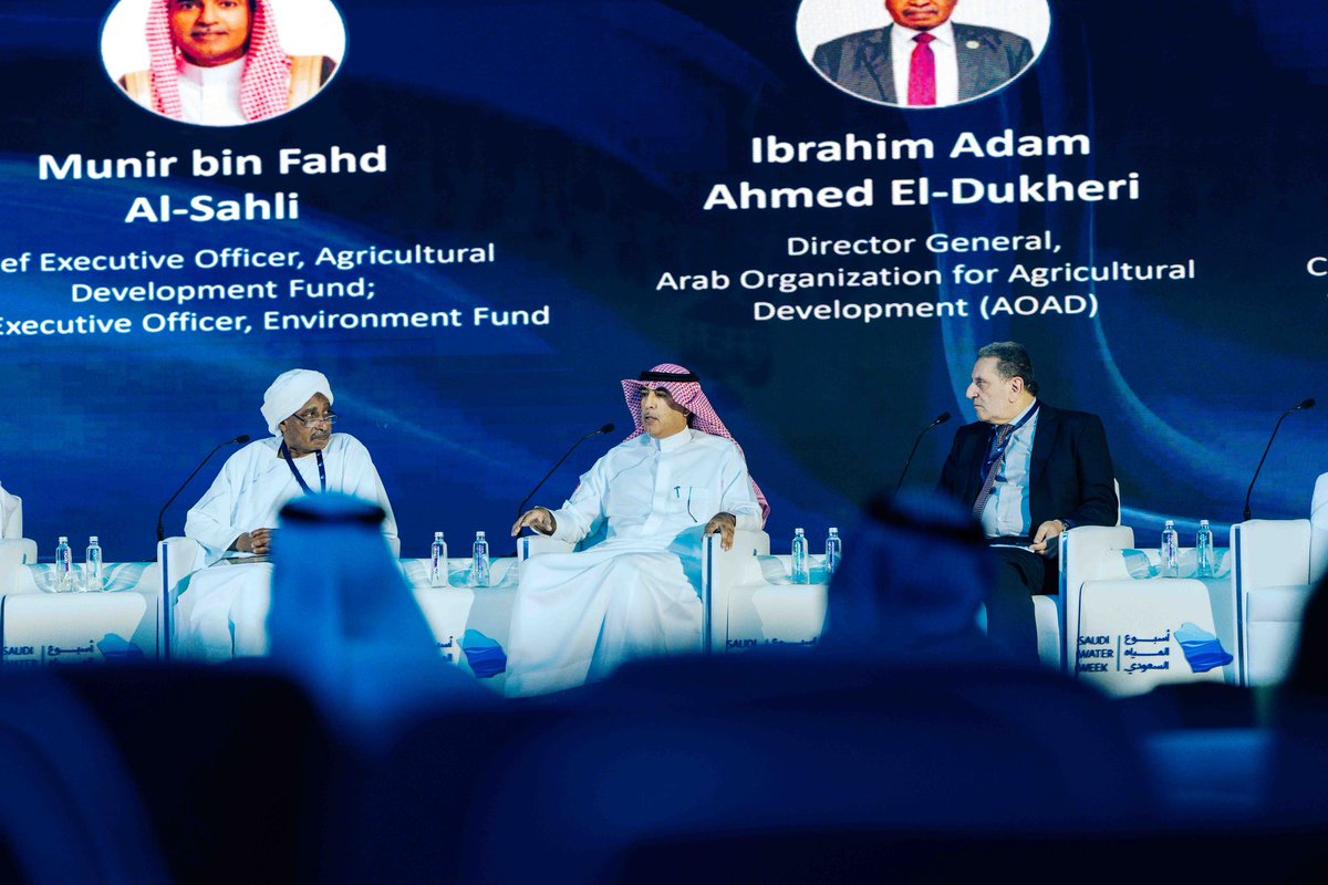 AdfGovSa's tweet photo. شارك سعادة الرئيس التنفيذي الأستاذ منير بن فهد السهلي، في جلسة حوارية بعنوان "أنظمة غذائية ذكية مائياً: السياسات والاستثمار والتعاون من أجل زراعة مستدامة ومرنة"، وذلك ضمن فعاليات #أسبوع_المياه_السعودي2026.
حيث استعرض خلال مشاركته جهود الصندوق في دعم الاستدامة المائية والحفاظ على الموارد الطبيعية من خلال التشجيع على استخدام التقنيات والممارسات الحديثة في مشاريع القطاع الزراعي، ودعم قطاع ريادة الأعمال في هذا المجال.