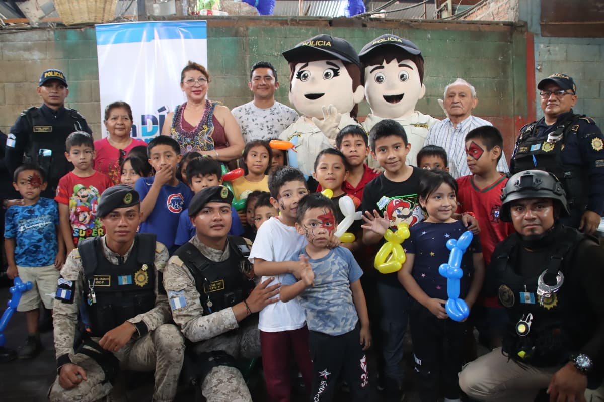 PNCdeGuatemala's tweet photo. "Un día con mi comunidad" actividad realizada por agentes de la División de Intervención de Relaciones Comunitarias, Prevención del Delito, comisaría 14, #DIPANDA y #POLIMERC en el mercado El Guarda, zona 11. https://t.co/dEKopj0TYR