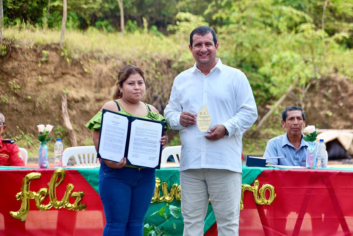 Leoorlandoa's tweet photo. Celebramos los 25 años de la Asociación Campesina 29 de Junio de Santa Ana, una organización que demuestra que la asociatividad, el trabajo y la perseverancia son el camino para transformar el campo manabita. 

En su sesión conmemorativa renovamos nuestro compromiso de seguir fortaleciendo a nuestros productores con políticas públicas que impulsen la producción sostenible, el valor agregado y la comercialización.

Nos llena de orgullo que Bosqcafé, fruto del esfuerzo de esta asociación, hoy forme parte de la tienda Hecho en Manabí y lleve la calidad del café manabita a mercados internacionales.