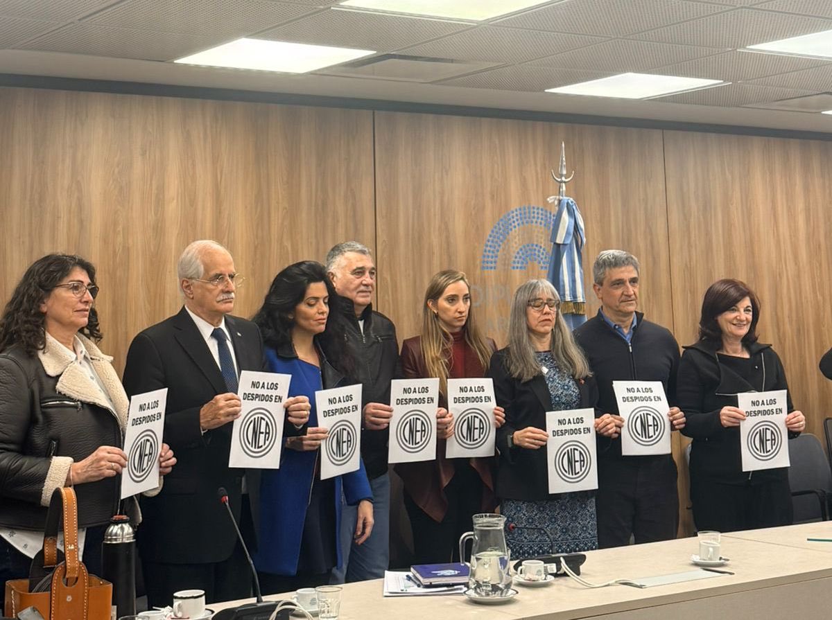 kellyolmos's tweet photo. Milei pretende encandilar a la sociedad argentina con proyectos de IA de mano de los tecnofascistas mientras demuele el sistema de Ciencia y Tecnología que hace a la soberanía nacional. 

Solidaridad con las y los trabajadores de la CNEA! https://t.co/GDfczecOKK