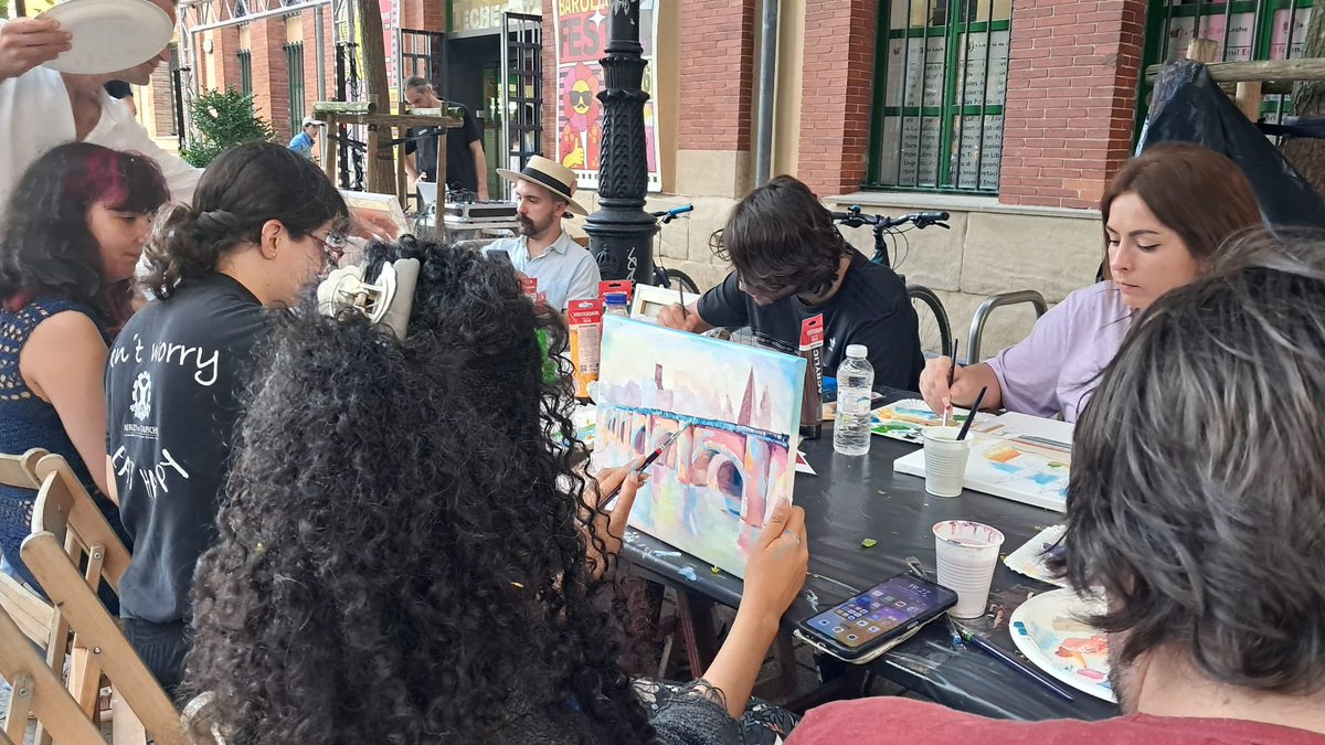 AytoLogrono's tweet photo. 🎸🎶| Ya está en marcha el #BarulloFest, festival de arte, música y cultura hecho por y para jóvenes que se celebra en el entorno de #LaGotadeLeche hasta el próximo viernes.
🔹 El alcalde de #Logroño, @conrado_escobar, y la concejala de #Juventud, @lauralazarotr, han visitado esta tarde la nueva edición, con conciertos de Víctor Aguado DJ, Karina Romina y Nayra y Naiara, entre otras actividades.
👉 Más info: https://t.co/7vPM0FNFzl