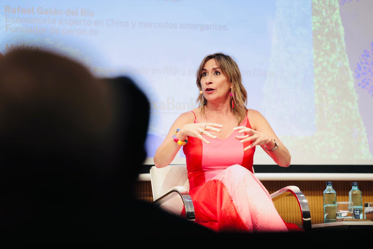 CasaAsia's tweet photo. 👥 Toma la palabra el panel de expertos que pone el foco en un cambio clave: #Asia ya no sigue tendencias, las lidera. Desde la #IA hasta las #superapps o la #transiciónenergética, #Asia está redefiniendo las reglas del juego global.

🌍 ¿Qué puede hacer #Europa ante este nuevo escenario? Inversión, colaboración, autonomía tecnológica y adaptación de modelos de negocio son algunas de las claves que se están abordando en este diálogo.

🎤 Participan Manuela Delgado, Luis Galán Lozano y Rafael Galán del Río, con moderación de Julio Ceballos. Una conversación en profundidad para entender los grandes retos y oportunidades de la nueva economía global.