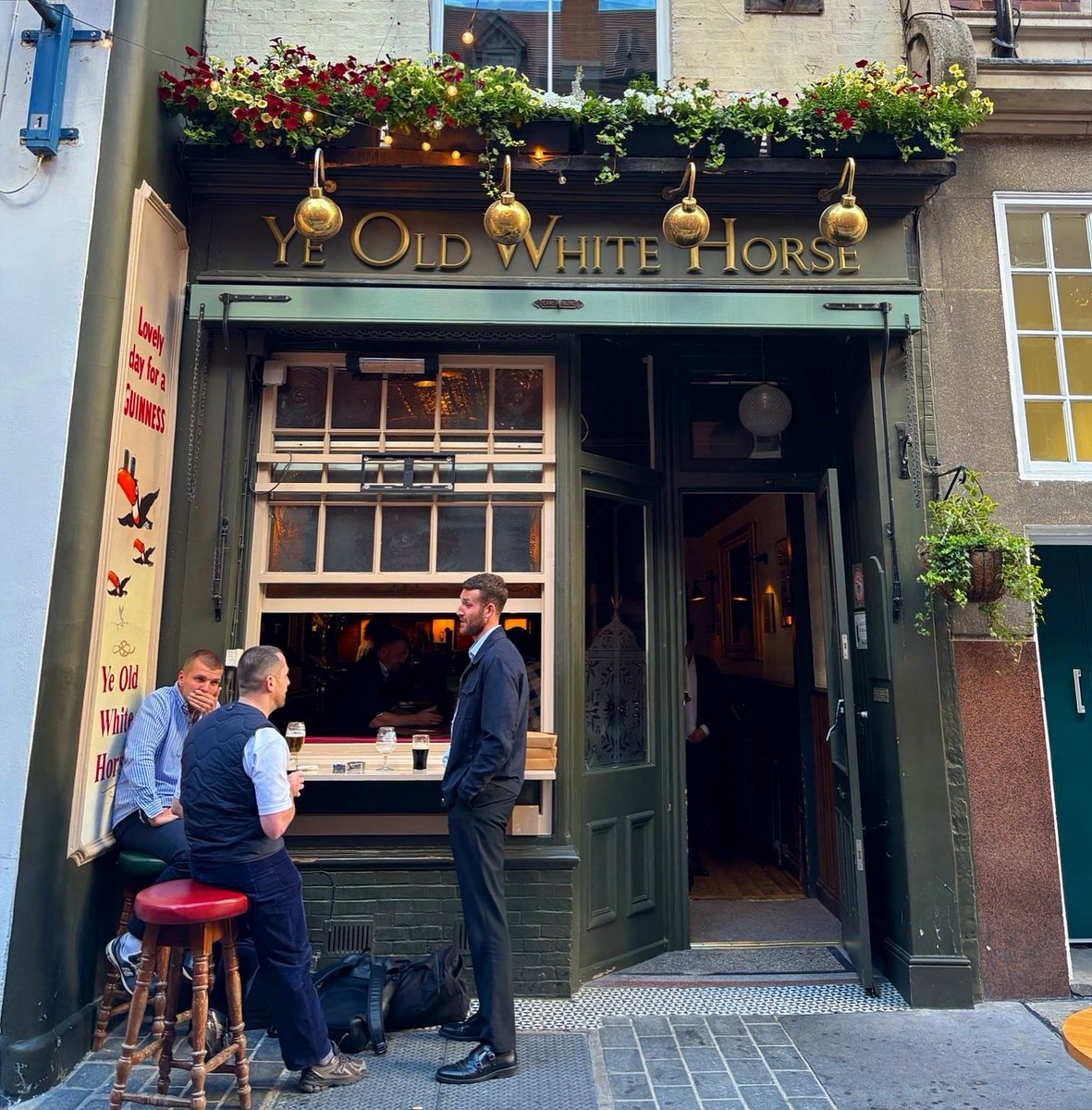 LondonPubMap's tweet photo. Ye Old White Horse
📍2 St Clement's Ln, London WC2A 2HA

The Ye Old White Horse is tucked away next to the London School of Economics in Holborn. The nearest Tube station is Holborn.

This pub dates back to around 1800 and was one of the few local buildings to survive the great Edwardian slum clearance in Holborn, which took place between 1899 and the early 1920s.

This is a compact and cosy one-bar pub with traditional decor. The servery is located halfway along the left-hand side of the bar. At the front is a high-seating area, while opposite the servery is a beer ledge. At the rear is a raised seating area.

The decor comprises a boarded floor, dark wood panelling with embossed wallpaper above, exposed brickwork at the rear with a dimpled leather banquette beneath it, and a fireplace on the right. Around the walls are a number of Guinness prints, a large mirror, and a framed selection of Tayto packets.

Continued in comments…👇