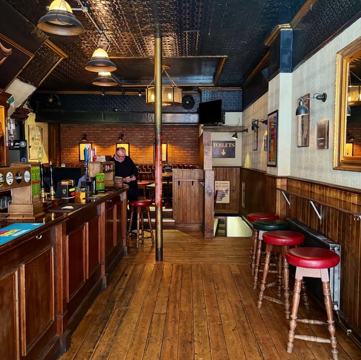 LondonPubMap's tweet photo. Ye Old White Horse
📍2 St Clement's Ln, London WC2A 2HA

The Ye Old White Horse is tucked away next to the London School of Economics in Holborn. The nearest Tube station is Holborn.

This pub dates back to around 1800 and was one of the few local buildings to survive the great Edwardian slum clearance in Holborn, which took place between 1899 and the early 1920s.

This is a compact and cosy one-bar pub with traditional decor. The servery is located halfway along the left-hand side of the bar. At the front is a high-seating area, while opposite the servery is a beer ledge. At the rear is a raised seating area.

The decor comprises a boarded floor, dark wood panelling with embossed wallpaper above, exposed brickwork at the rear with a dimpled leather banquette beneath it, and a fireplace on the right. Around the walls are a number of Guinness prints, a large mirror, and a framed selection of Tayto packets.

Continued in comments…👇