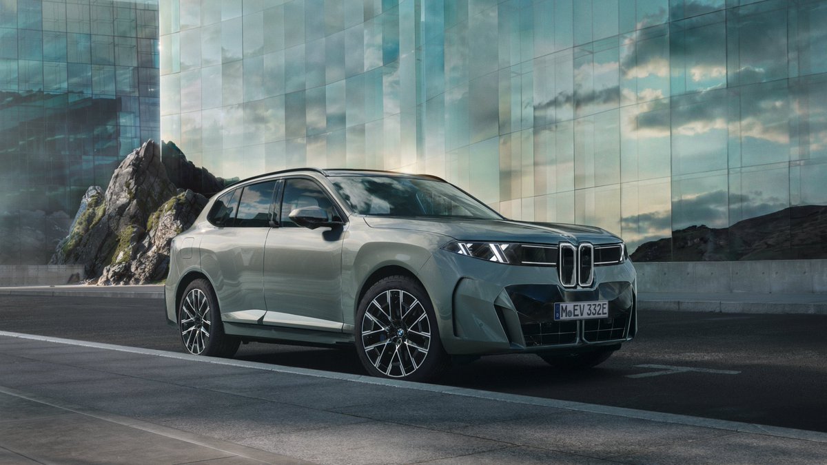 ilanlarim_com's tweet photo. BMW X5’i yeni kasasını tanıttı. 

Yeni BMW X5'in 2027 Haziran’da Türkiye'ye gelmesi planlanıyor. ABD menşei olması nedeniyle yüzde 35 ilave gümrük vergisine tabi olacak. 

Tamamen elektrikli ve PHEV versiyonlarının ise mevcut servis tebliği nedeniyle şimdilik Türkiye'ye ithal edilmesi mümkün görünmüyor.

Elektrikli versiyon 800 km üzerinde menzile sahip olacak. 

Yeni X5 tasarımını beğendiniz mi? Yorumlarınızı bekliyoruz.