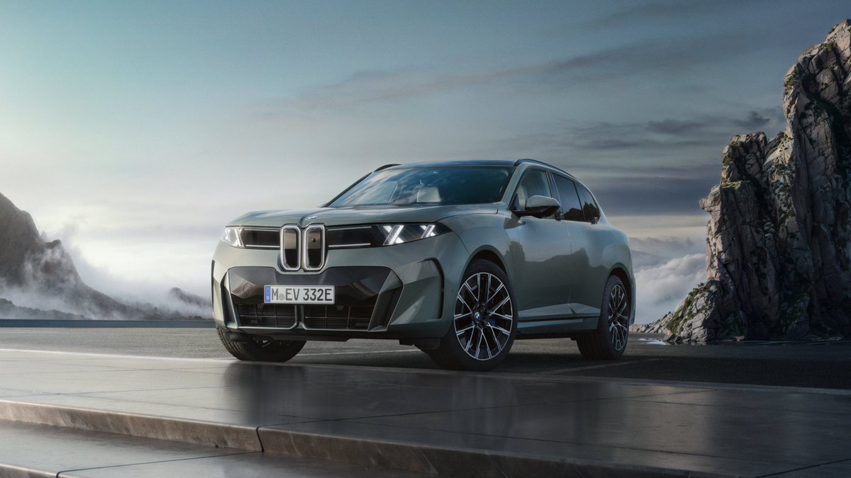 ilanlarim_com's tweet photo. BMW X5’i yeni kasasını tanıttı. 

Yeni BMW X5'in 2027 Haziran’da Türkiye'ye gelmesi planlanıyor. ABD menşei olması nedeniyle yüzde 35 ilave gümrük vergisine tabi olacak. 

Tamamen elektrikli ve PHEV versiyonlarının ise mevcut servis tebliği nedeniyle şimdilik Türkiye'ye ithal edilmesi mümkün görünmüyor.

Elektrikli versiyon 800 km üzerinde menzile sahip olacak. 

Yeni X5 tasarımını beğendiniz mi? Yorumlarınızı bekliyoruz.