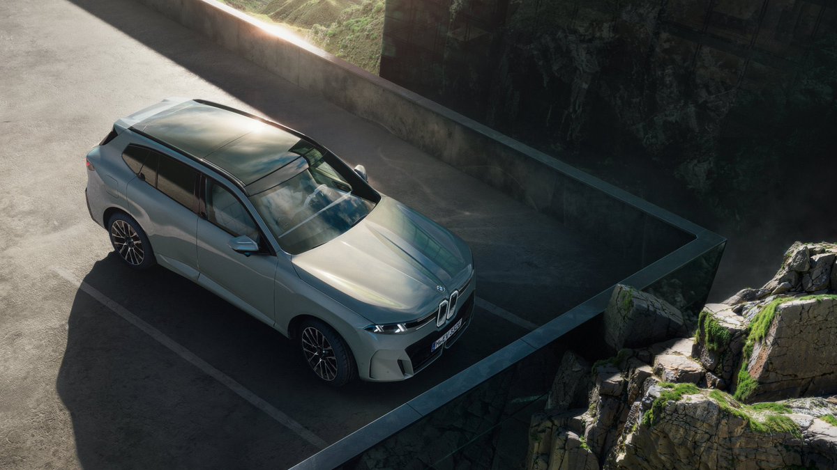 ilanlarim_com's tweet photo. BMW X5’i yeni kasasını tanıttı. 

Yeni BMW X5'in 2027 Haziran’da Türkiye'ye gelmesi planlanıyor. ABD menşei olması nedeniyle yüzde 35 ilave gümrük vergisine tabi olacak. 

Tamamen elektrikli ve PHEV versiyonlarının ise mevcut servis tebliği nedeniyle şimdilik Türkiye'ye ithal edilmesi mümkün görünmüyor.

Elektrikli versiyon 800 km üzerinde menzile sahip olacak. 

Yeni X5 tasarımını beğendiniz mi? Yorumlarınızı bekliyoruz.