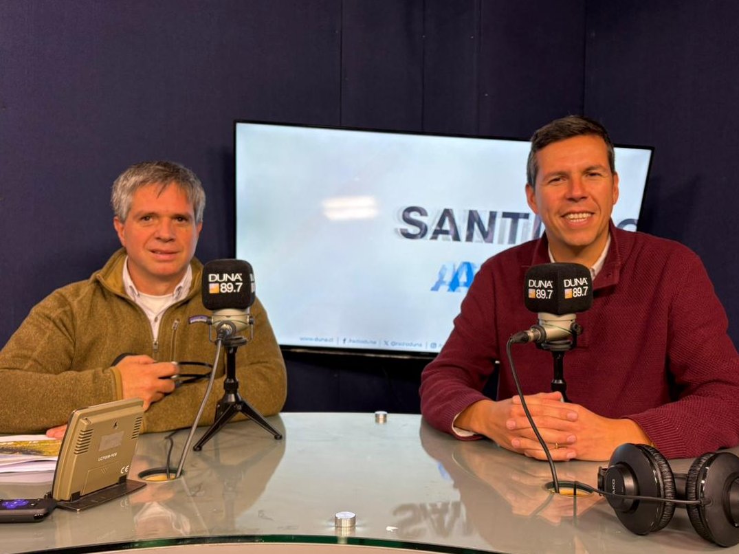 RadioDuna's tweet photo. #SantiagoAdicto | Estamos con el alcalde de Renca, Claudio Castro, y con el director ejecutivo de la Corporación 3xi, Camilo Herrera.
📷 En vivo en https://t.co/Oz6xkdFFEm, canal 665 VTR y en nuestros diales. https://t.co/bwdkDatSNl