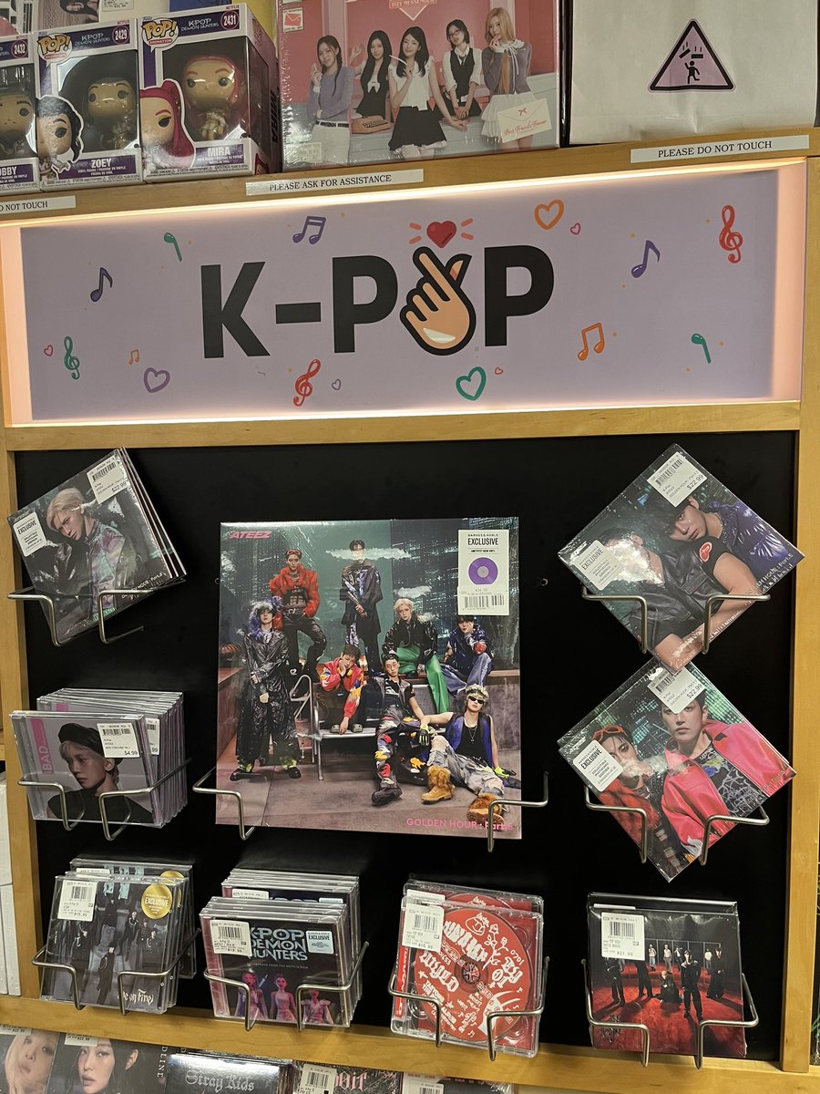 _jessteez's tweet photo. 📍 b&amp;n new york, new york
@hello82official @ATEEZofficial 
#MyLocalBN #hello82 #82giveaway https://t.co/hIkE6VdTwG