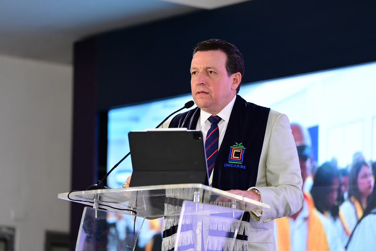 DIGICOMPLD's tweet photo. La #FormaciónPolíticaPLD fue una de las mayores prioridades del profesor Juan Bosch. Creía en preparar mujeres y hombres con principios, conciencia y compromiso para servir al pueblo.

Ese legado sigue vivo con la graduación, en el día de hoy, de los nuevos egresados del Nivel Básico del Instituto de Formación Política Profesor #JuanBosch. 🎓 

👇 Revive algunos de los momentos de esta emotiva ceremonia.