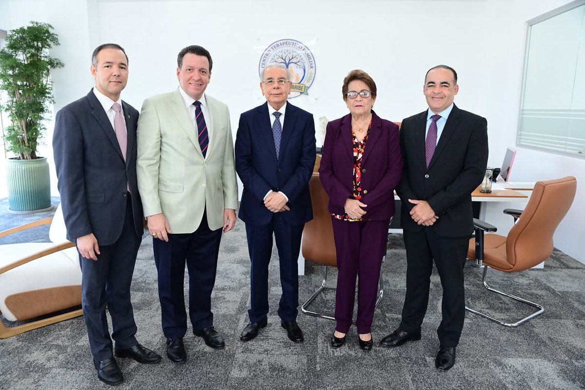 DIGICOMPLD's tweet photo. La #FormaciónPolíticaPLD fue una de las mayores prioridades del profesor Juan Bosch. Creía en preparar mujeres y hombres con principios, conciencia y compromiso para servir al pueblo.

Ese legado sigue vivo con la graduación, en el día de hoy, de los nuevos egresados del Nivel Básico del Instituto de Formación Política Profesor #JuanBosch. 🎓 

👇 Revive algunos de los momentos de esta emotiva ceremonia.