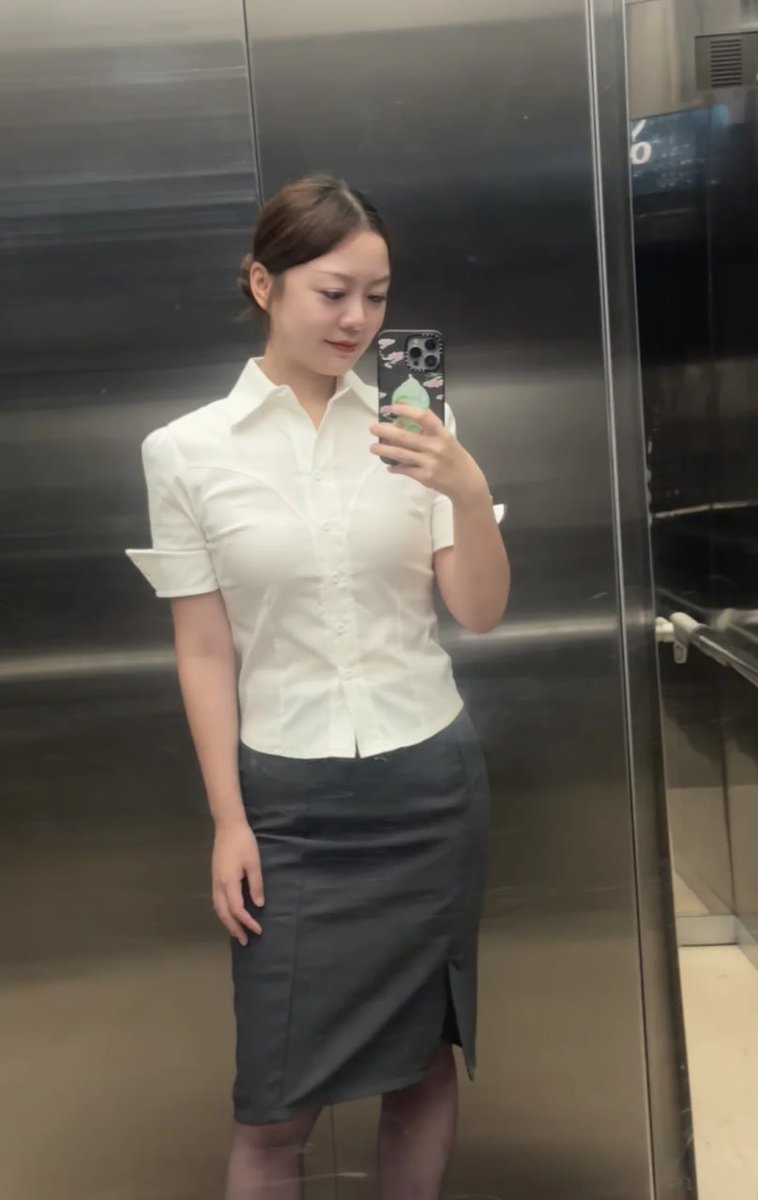 CongTam72038's tweet photo. 每天化著精緻妝容、穿著OL套裝，氣場強大又迷人。  
身材保養極佳，胸部豐滿上挺，熟女魅力完全藏不住～  
技術很棒，很會照顧哥哥，服務細膩又專業😘
#專櫃姊姊 #專櫃美人 #OL熟女 #35歲熟女 #技術人妻 #成熟OL #D罩杯OL #氣場美女 #優雅熟女 #保養熟女 #OL風格 #豐滿熟女 https://t.co/lRZpiTsQYt