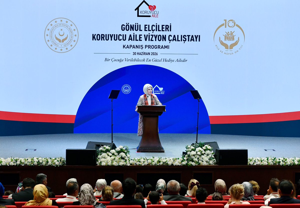 TCkahramanmaras's tweet photo. 🎖️Kahramanmaraş’ın Koruyucu Aile Başarısı Ödülle Taçlandı

Cumhurbaşkanımızın eşi Sayın Emine Erdoğan Hanımefendi’nin himayelerinde yürütülen Gönül Elçileri Koruyucu Aile Projesi kapsamında düzenlenen programda, Kahramanmaraş önemli bir başarıya imza attı.

Valimiz Mükerrem Ünlüer’in eşi Dr. Selma Ünlüer Hanımefendi’nin öncülüğünde ve katkılarıyla Kahramanmaraş’ta yürütülen koruyucu aile çalışmaları, “Kalabalık Aile Özel Ödülü” ile taçlandırıldı.

Sayın Emine Erdoğan Hanımefendi; Dr. Selma Ünlüer Hanımefendi nezdinde Kahramanmaraş Aile ve Sosyal Hizmetler İl Müdürlüğümüze, koruyucu ailelerimize ve emeği geçen herkese teşekkür etti.

#Kahramanmaraş #KoruyucuAile #GönülElçileri #EmineErdoğan

https://t.co/17bvZQNb1k