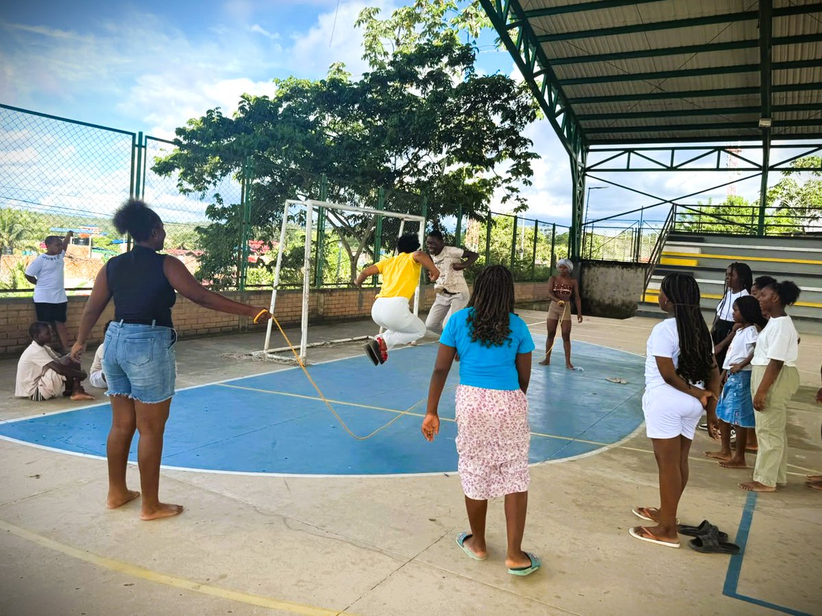 AlcaldiaMagui's tweet photo. 🎲 Recreación | La Comisaría de Familia lider�� una jornada de recuperación de juegos tradicionales con la Mesa Municipal de Participación. 👧🏾👦🏾
Keidy Cabezas Palomeque destacó el valor de rescatar juegos como el salto, el pachacajón, el fútbol y el Yeimi para la sana convivencia. https://t.co/MeEOLBgVvF