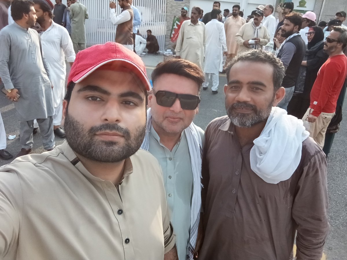 HamzaHanifDar's tweet photo. آج اڈیالہ جے باہر موجود تھے https://t.co/zPnAKnMRd7