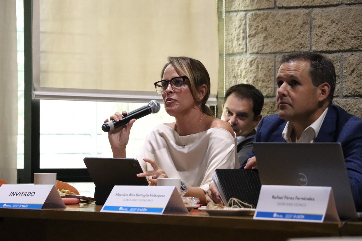 Implan_Leon's tweet photo. Asimismo, se presentó a las y los asistentes el informe de trabajo de la Comisión de Economía Próspera y Diversificada de Implan. 🤝📊

A través del diálogo, la participación y la planeación estratégica, seguimos construyendo un municipio con mayores oportunidades. 🚀🌟 https://t.co/MzrqAnop1k
