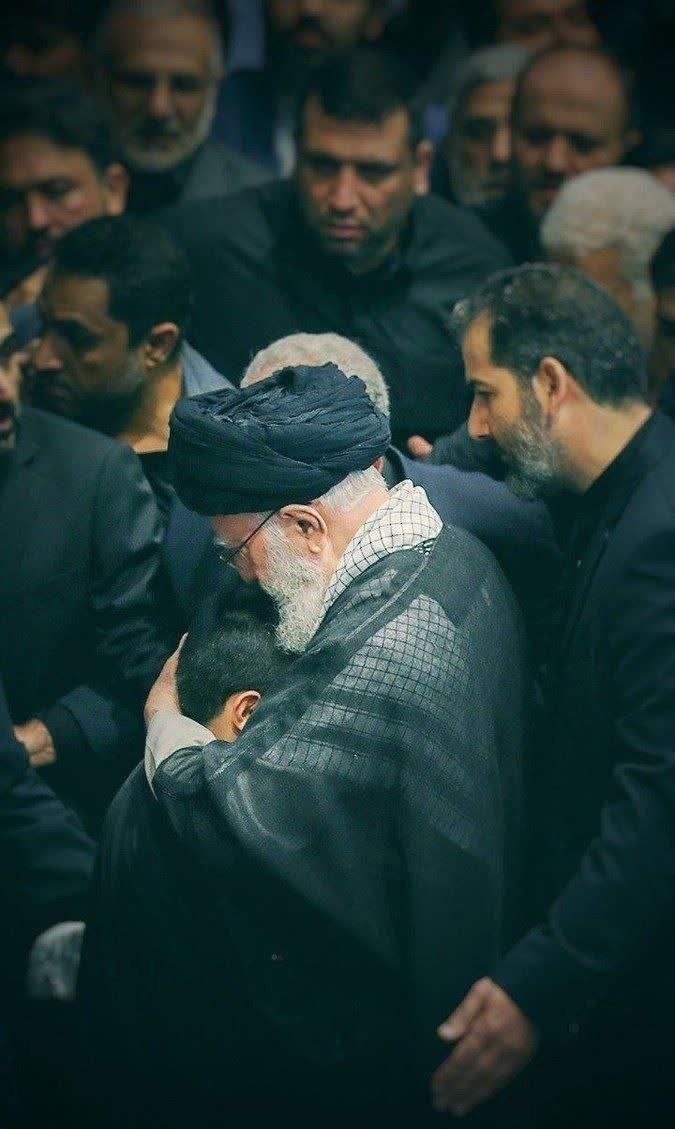 taghvenasab's tweet photo. امسال داغ محرم را بیشتر لمس کردیم 
وقتی عده ای بر عزای تو و یتیمی ما هلهله کردند 
#وداع_علویان
#باید_برخاست https://t.co/GgCtkEjDUu