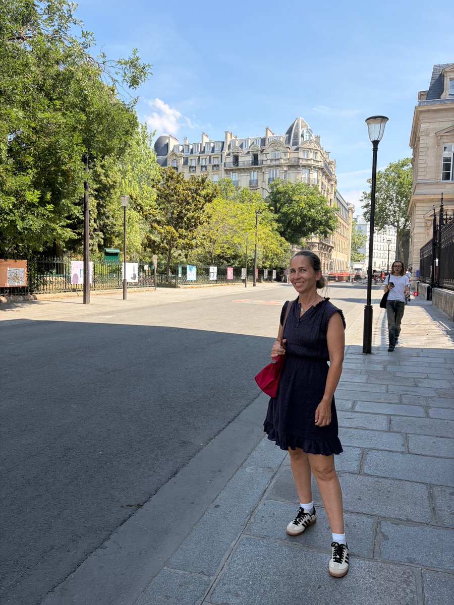 PinkTaxiRunner's tweet photo. Paris change ! Mais rien dans sa mélancolie
N’a bougé #Baudelaire https://t.co/6onpaNLSrS